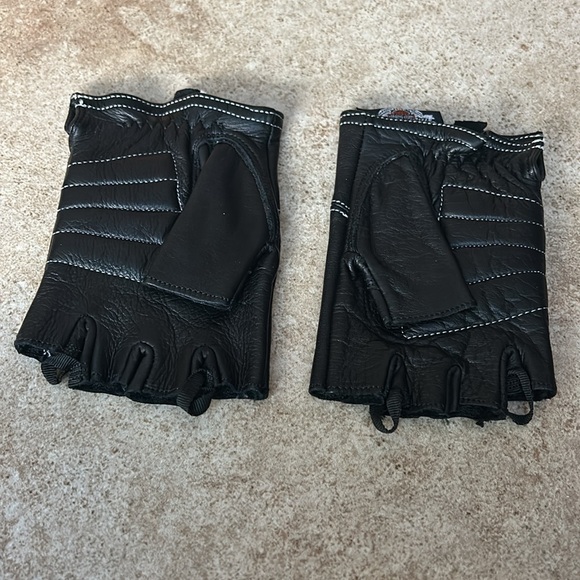 NWOT Harley Davidson fingerless riding gloves. Size small. - Picture 2 of 3